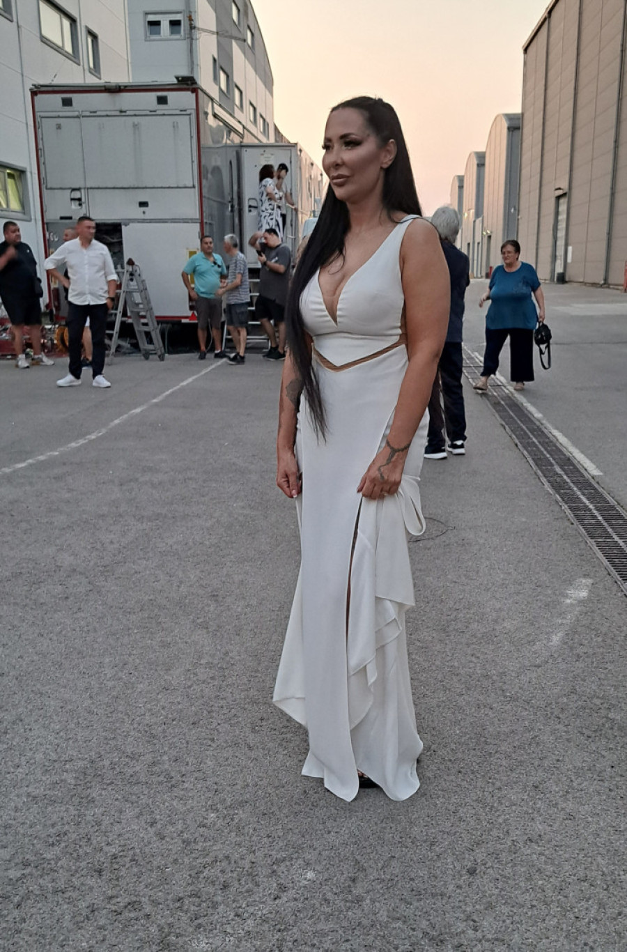 Ena Čolić ne sluti šta joj se sprema napolju, sačekaće je nekoliko tužbi!