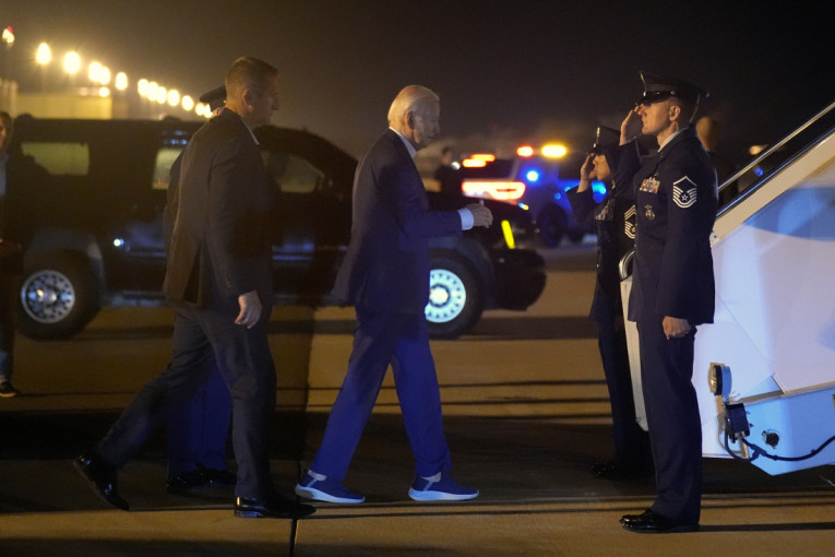 Bajden prekinuo vikend u Delaveru i vratio se u Belu kuću zbog napada na Trampa