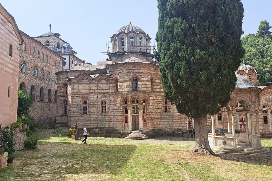 Bahatost usred bela dana! Tresla sneg sa terase i ulubila haubu tuđeg auta (VIDEO)