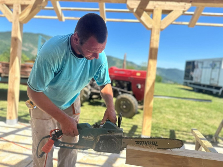 Meštani Papratišta dali pare i zavrnuli rukave kako bi spasili zgradu Mesne zajednice: I majstori se odrekli svoje dnevnice (FOTO)