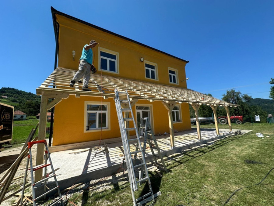 Meštani Papratišta dali pare i zavrnuli rukave kako bi spasili zgradu Mesne zajednice: I majstori se odrekli svoje dnevnice (FOTO)