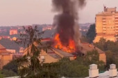 Gori zgrada na Kanarevom brdu: Vatra guta krov, uzrok požara - neispravna klima? (VIDEO)