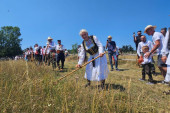 Gordana uzela kosu u ruke i zamahuje muški: Ona je jedina žena na kosačkom Vimbldonu održanom u srcu Srbije (FOTO)