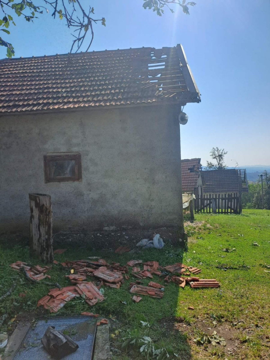 Razorno nevreme pogodilo Kosjerić: Drveće čupalo iz korena, nosilo krovove, putevi odsečeni od sveta (FOTO)