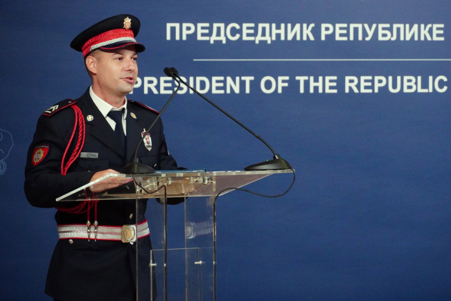 Vučić uručio odlikovanje žandarmu Milošu Jevremoviću: On je oličenje svih vrlina koje očekujem od ljudi koji čuvaju svoju državu (VIDEO)