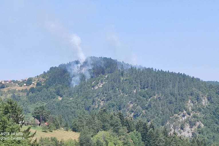 Buktinja na planini kod Priboja! Udar groma izazvao požar, vatra preti obližnjim kućama (FOTO)