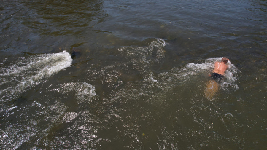 Kraljevčani imaju svoje more koje ne bi dali ni za kakvo grčko ostrvo: Obale reke Ibar vrve od naroda tokom paklenih vrućina (FOTO)
