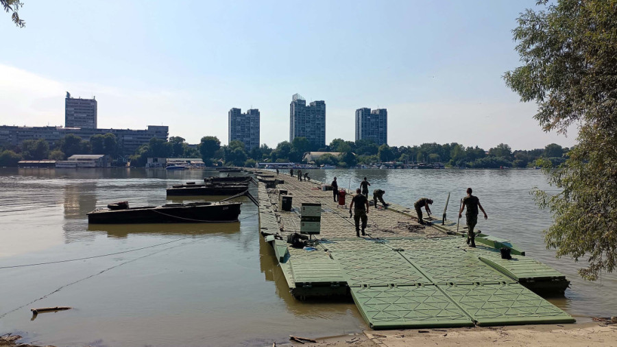 Po spas od vrućine na Lidu: Vojska Srbije postavila pontonski most do Velikog ratnog ostrva