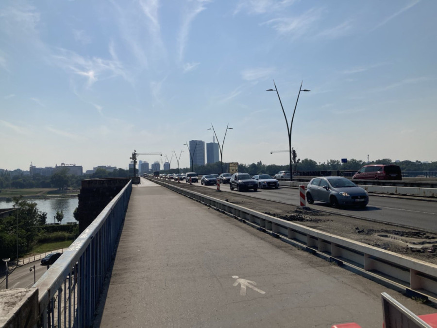 Popodnevni špic i radovi u žutoj traci: Zabeležena velika gužva na Brankovom mostu (FOTO)