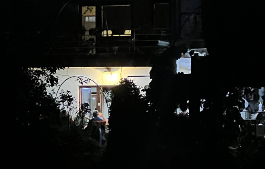 Ovo je kuća stradalih u selu Topolnica kod Majdanpeka: Upaljena sva svetla, ispred kuće ljudi! (FOTO)