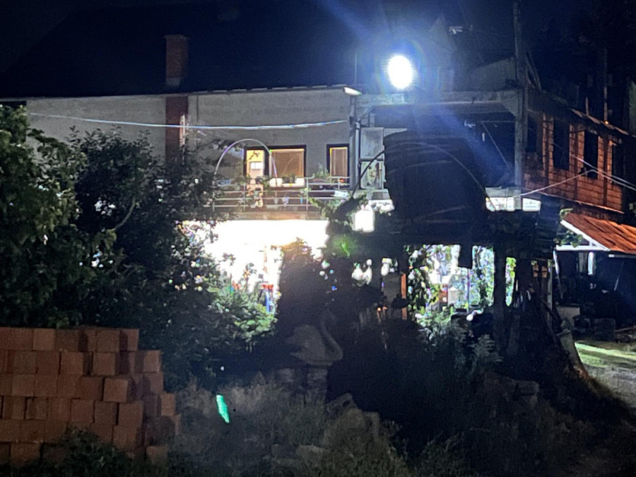 Ovo je kuća stradalih u selu Topolnica kod Majdanpeka: Upaljena sva svetla, ispred kuće ljudi! (FOTO)
