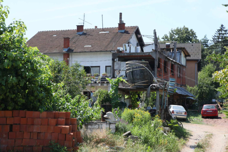 Sahranjen ubijeni bračni par u Majdanpeku! Uprkos vrućini duga povorka, ali jedna stvar na groblju je posebno bizarna