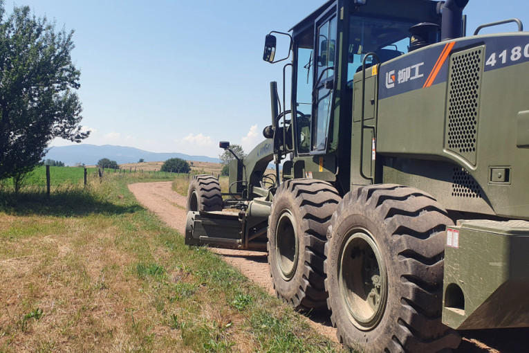 I vojnici zasukali rukave: Pomažu u sanaciji puteva u Ljigu, Mionici i Sjenici (FOTO)