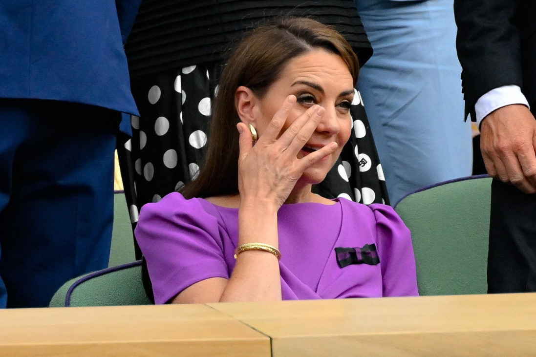 Naduveno lice i podočnjaci! Kejt Midlton se posle lečenja od raka prvi put pojavila u crkvi (FOTO)