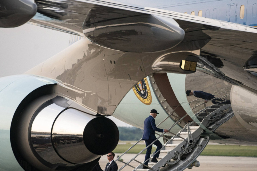 Bajdenov tim se služi sitnim trikovima da sakrije njegove slabosti: Posebne cipele, puškice, teleprompter