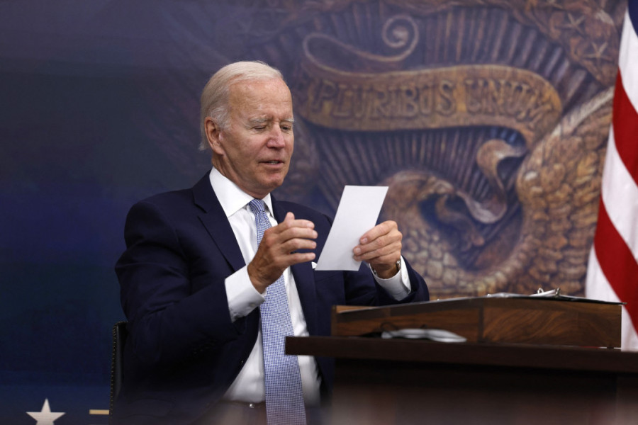 Bajdenov tim se služi sitnim trikovima da sakrije njegove slabosti: Posebne cipele, puškice, teleprompter