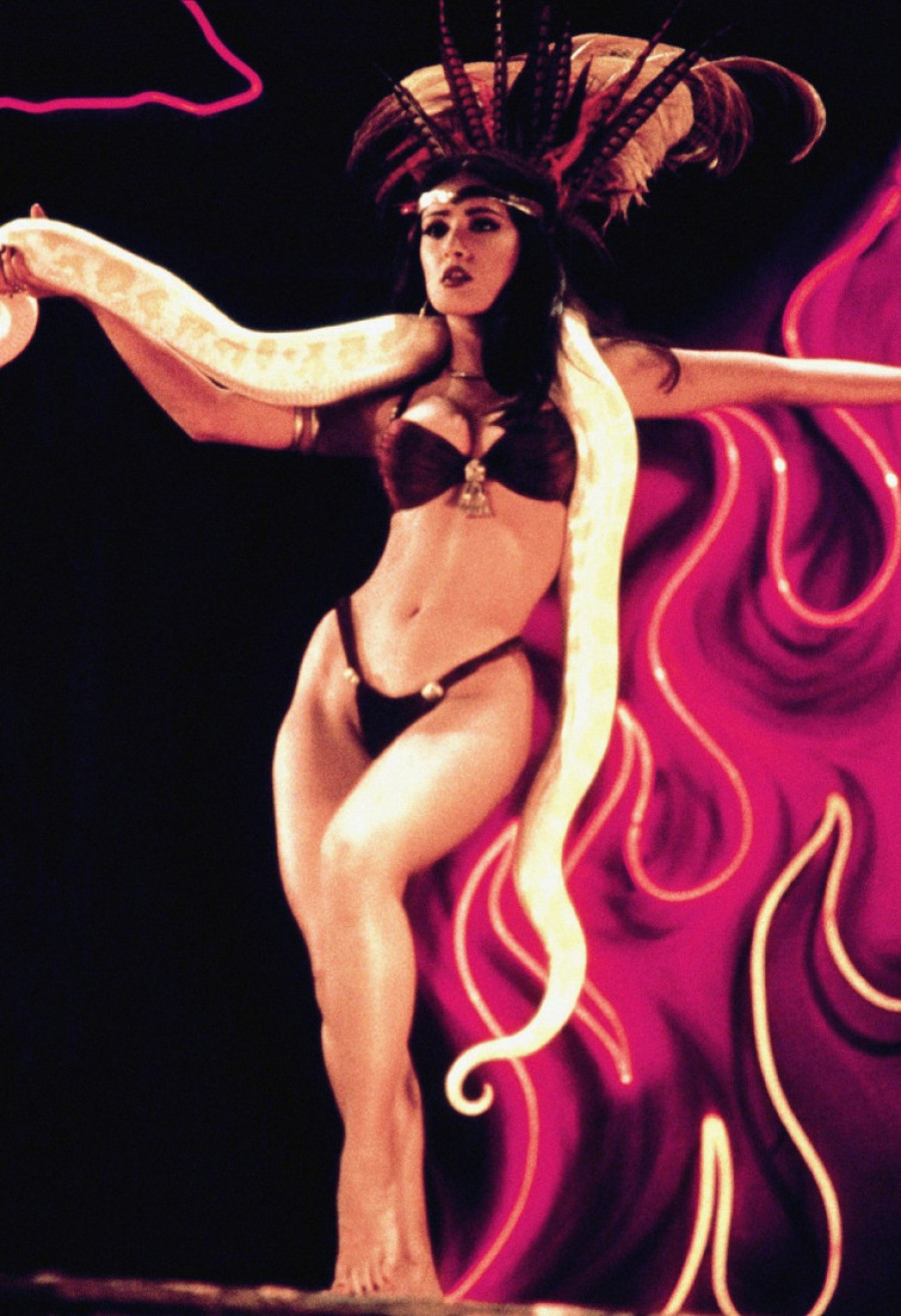 Salma Hajek je kultnu scenu plesa sa zmijom u filmu "Od sumraka do svitanja" snimila u jezivom stanju: Ovo je morala da uradi (FOTO/VIDEO)