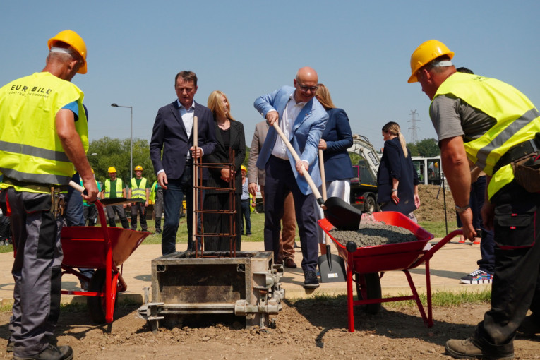 Vučević položio kamen temeljac: 133 izbegličke porodice za 13 meseci dobiće stanove na Novom Beogradu (FOTO)