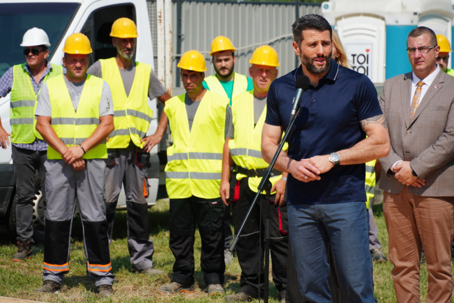 Vučević položio kamen temeljac: 133 izbegličke porodice za 13 meseci dobiće stanove na Novom Beogradu (FOTO)