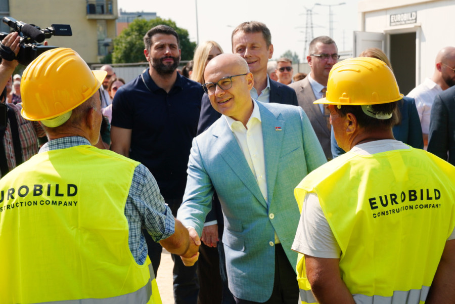 Vučević položio kamen temeljac: 133 izbegličke porodice za 13 meseci dobiće stanove na Novom Beogradu (FOTO)