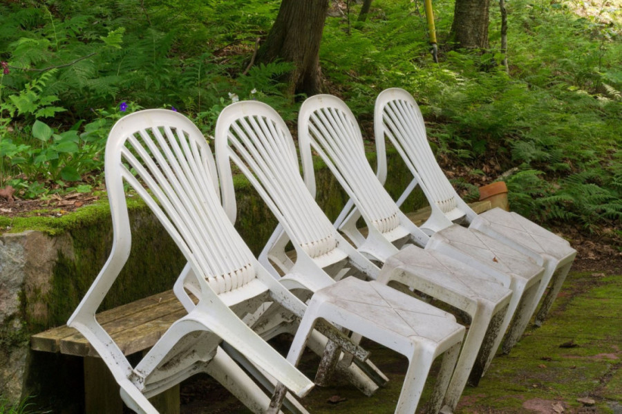 Kako očistiti bele plastične stolice kao profesionalac: Saveti koji će vam olakšati život