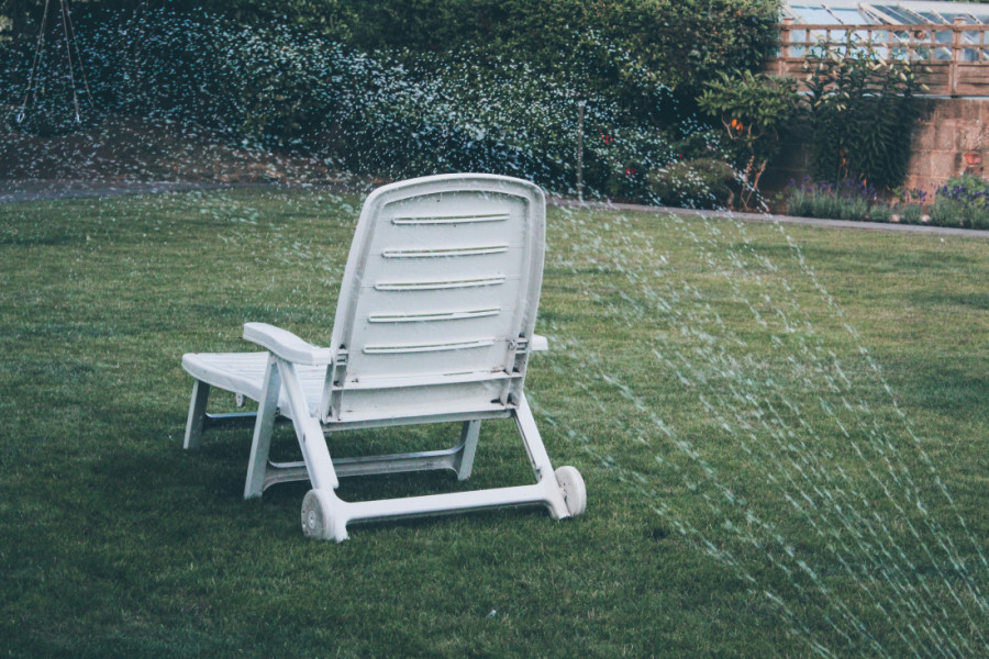 Kako očistiti bele plastične stolice kao profesionalac: Saveti koji će vam olakšati život