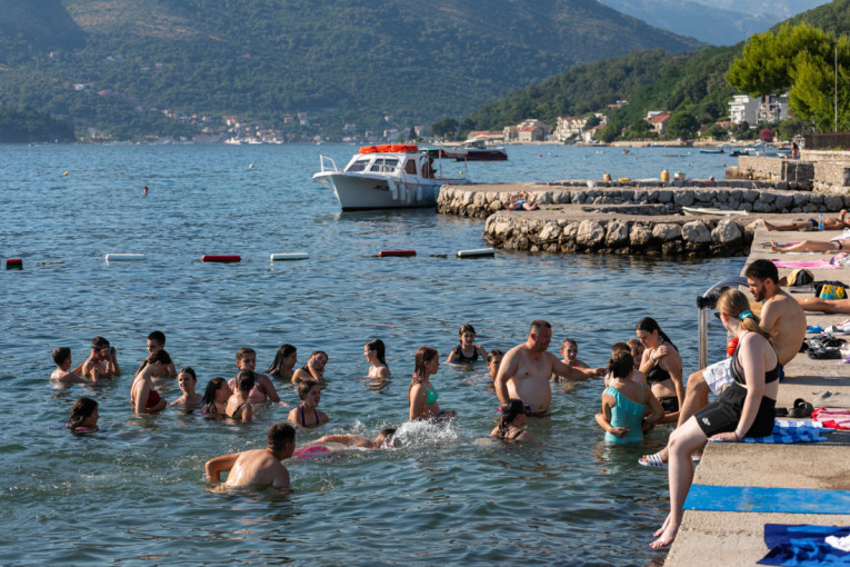 Deca iz kosovskih enklava prvi put na moru! Gujon: Za njih more znači slobodu