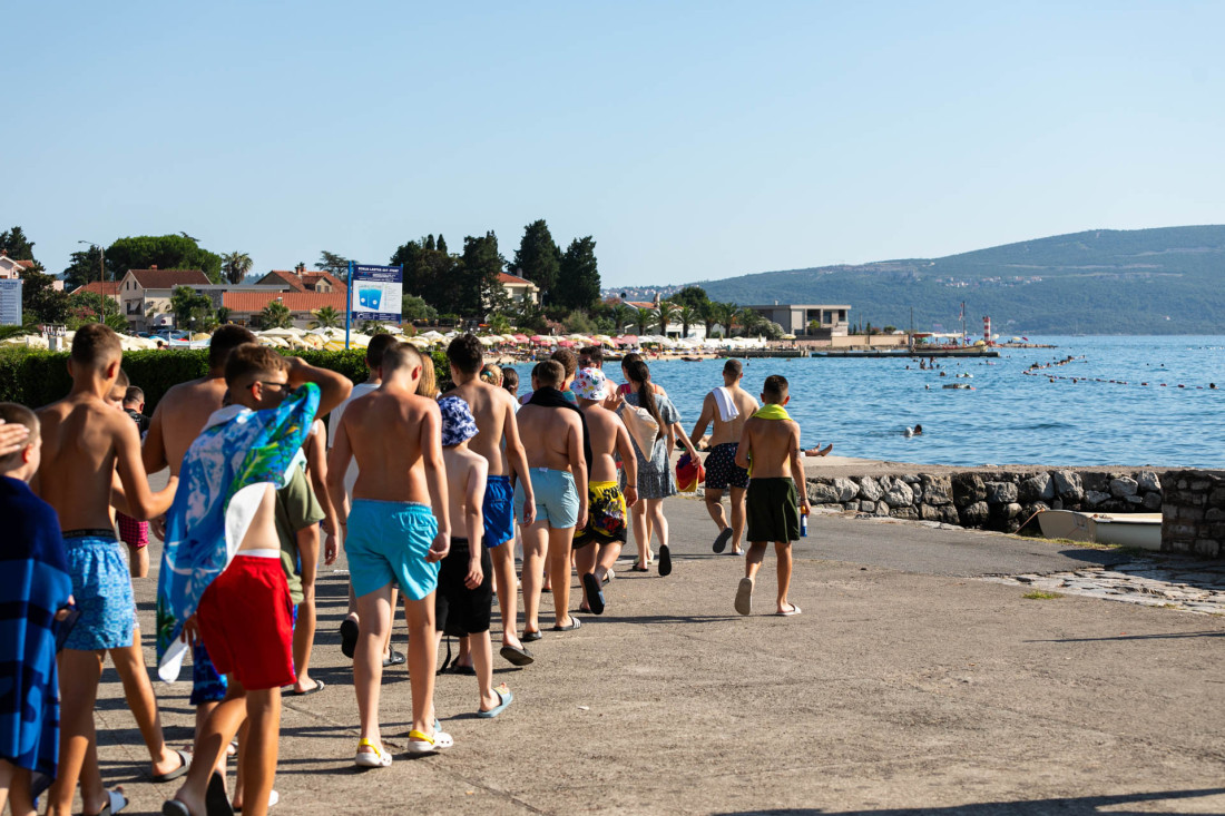 Deca iz kosovskih enklava prvi put na moru! Gujon: Za njih more znači slobodu