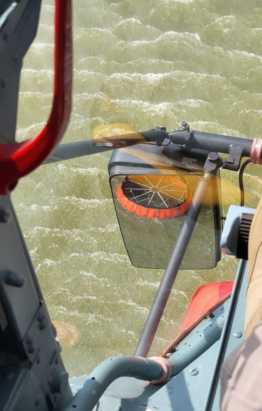 Srpski helikopter gasi požare po Severnoj Makedoniji: Izbacili oko 70 tona vode na zapaljenu površinu