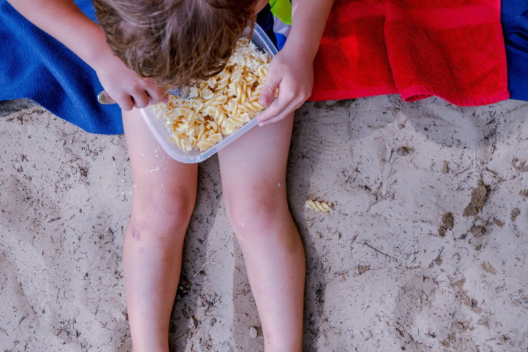 Nutricionistkinja otkrila šta smete da jedete na plaži: "Paradajz turisti" u životnoj opasnosti, omiljena hrana može biti fatalna?!