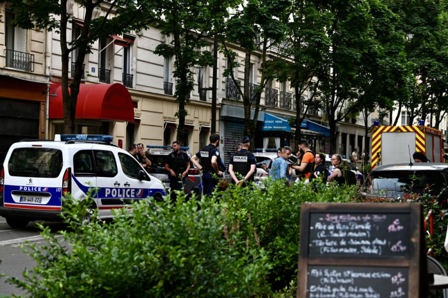 Automobil se zakucao u terasu restorana u Parizu: Jedna osoba nastradala, šestoro povređenih!