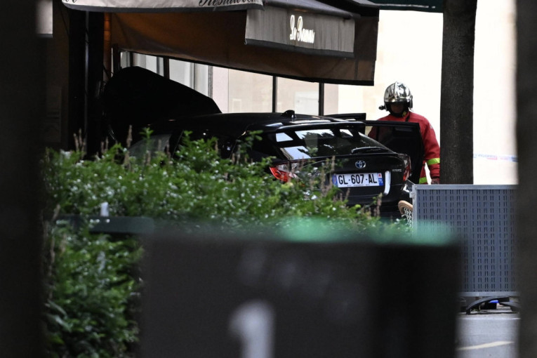 Automobil se zakucao u terasu restorana u Parizu: Jedna osoba nastradala, šestoro povređenih!