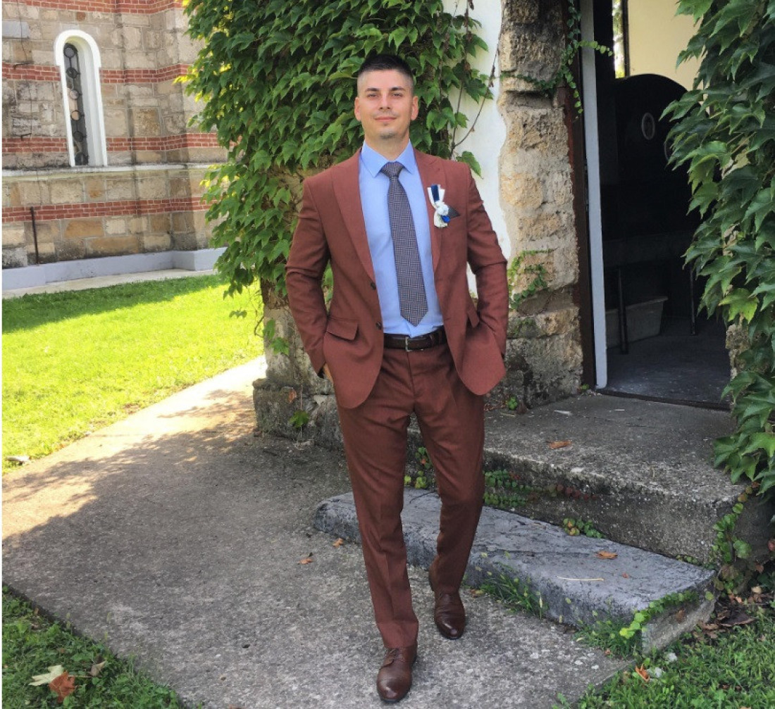 Albanac Krsmanoviće zavio u crno: Roditelji policajca ubijenog u Loznici nemi od bola - rodbina i poznanici dolaze da izjave saučešće