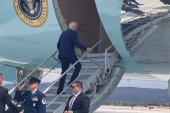 "Dok se on popne, izbori se završili": Bajden snimljen kako ulazi u avion posle dijagnoze kovida, nikad nije bio sporiji (VIDEO)