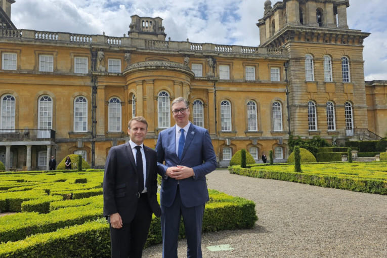 Predsednik Vučić sastao se sa Makronom u palati Blenim (FOTO)