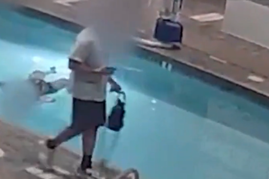 Žena se udavila u bazenu dok su ljudi prolazili pored nje: Koprcala se u plitkom delu, snimak zabeležio i njeno čudno ponašanje (VIDEO)