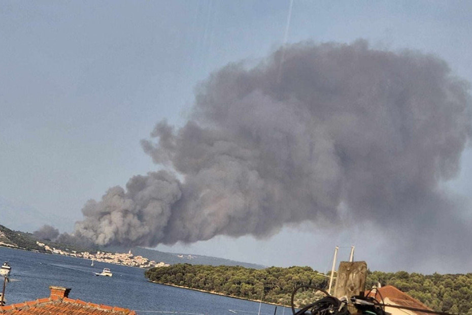 Ogromna buktinja kod Trogira, meštani u strahu: "Požar je na 30 metara od kuća!" (FOTO/VIDEO)