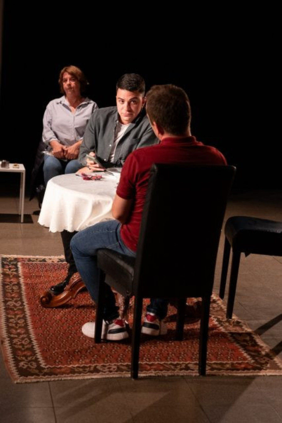 Porodična večera na kojoj mladić roditeljima priznaje da je gej: Predstava "Naš sin" sa velikim uspehom odigrana u Diseldorfu (FOTO)