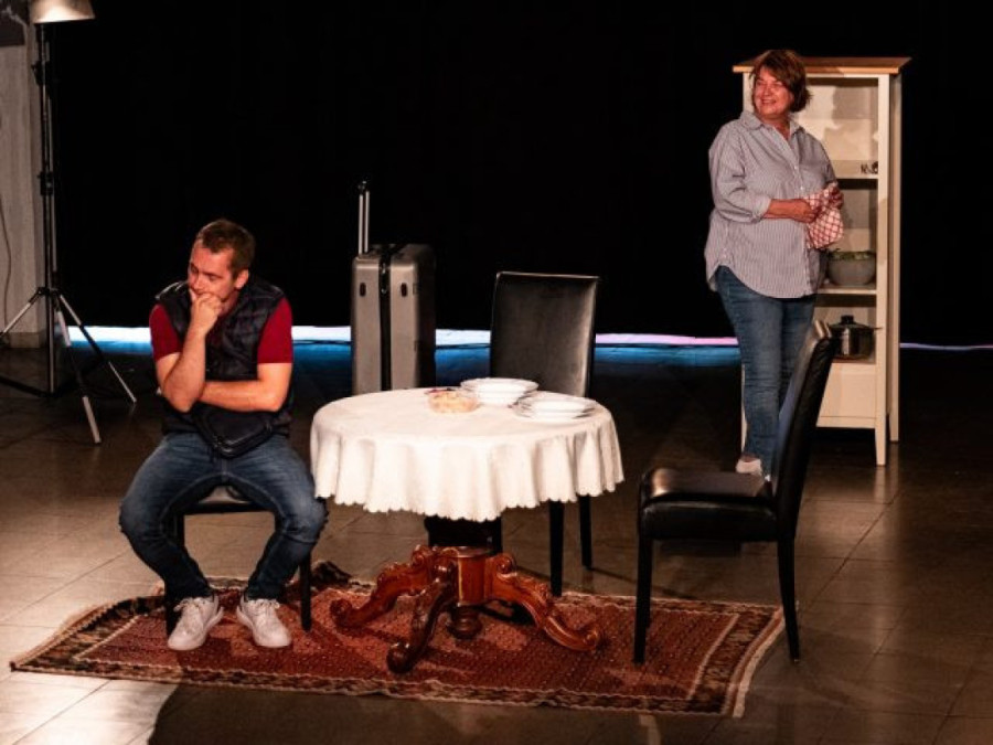 Porodična večera na kojoj mladić roditeljima priznaje da je gej: Predstava "Naš sin" sa velikim uspehom odigrana u Diseldorfu (FOTO)