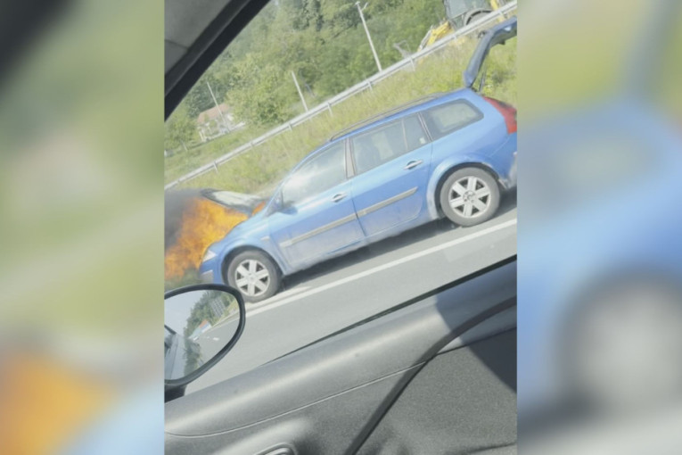 Vozač video crn, gust dim, a onda je buknulo! Pogledajte dramu na auto-putu (VIDEO)