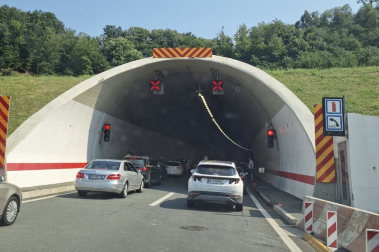 Jeziv udes u tunelu Brančić kod Ljiga! Šleper ostao u kvaru na sred tunela, pa na njega naleteo kombi