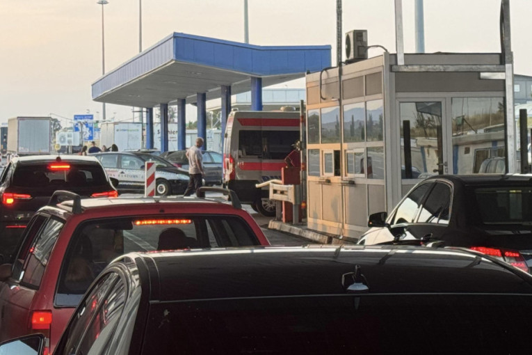 Pakao na graničnom prelazu Preševo! Čeka se satima a jednoj devojci pozlilo u kolima: Deca plaču, velika je vrućina (FOTO/ VIDEO)