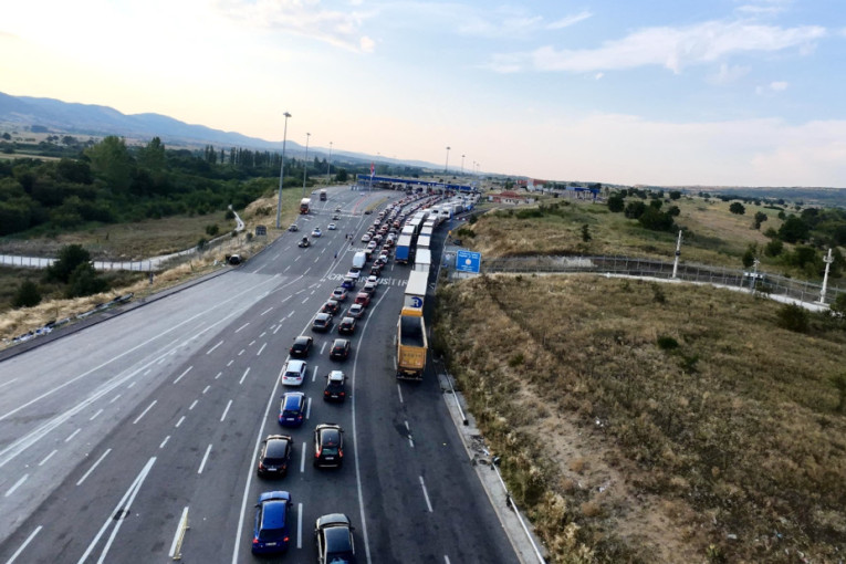 Pakao na graničnom prelazu Preševo! Čeka se satima a jednoj devojci pozlilo u kolima: Deca plaču, velika je vrućina (FOTO/ VIDEO)