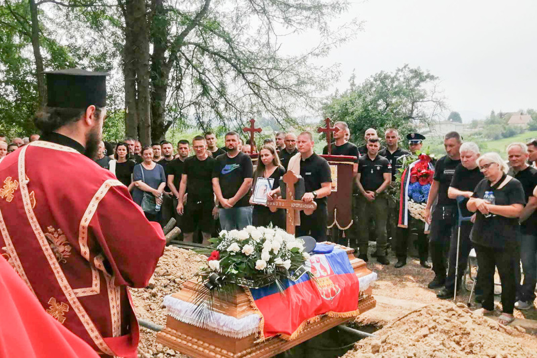 "Sokole moj mili,možeš li da vidiš sa neba koliko si voljen": Sestra ubijenog srpskog policajca ostavila srceparajuću poruku