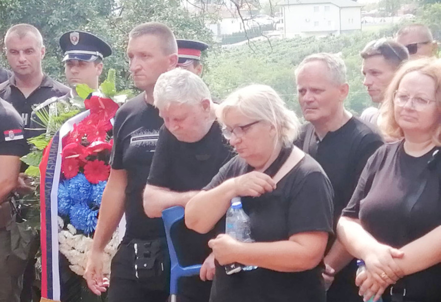 Zbogom, heroju: Policajac sahranjen uz "Hriste Bože" (FOTO/VIDEO)