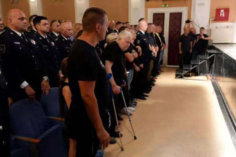 Potresni govori na komemoraciji ubijenom policajcu: Nikola je bio vanvremenski, knjiga bez početka i kraja! (FOTO)