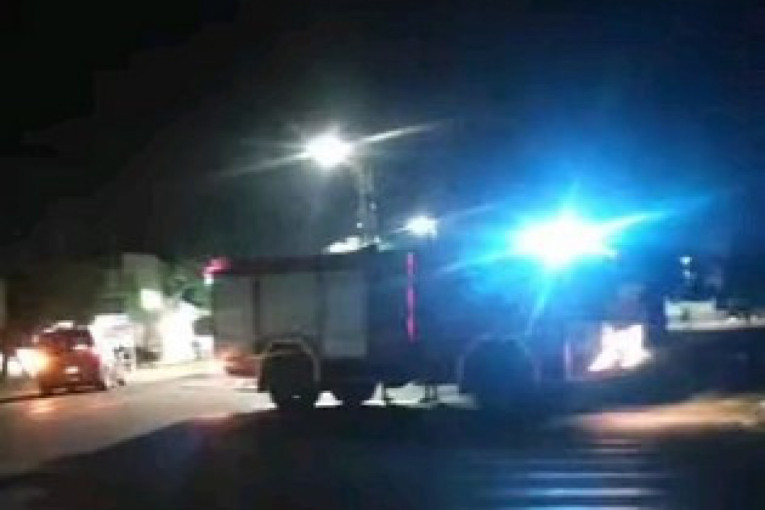 Saobraćajna nesreća kod Žablja: Auto udario u banderu pa se zapalio (VIDEO)