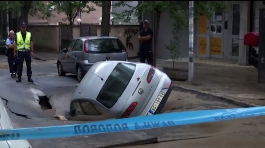 Zbog pucanja cevi propao asfalt, automobil upao u rupu (FOTO)