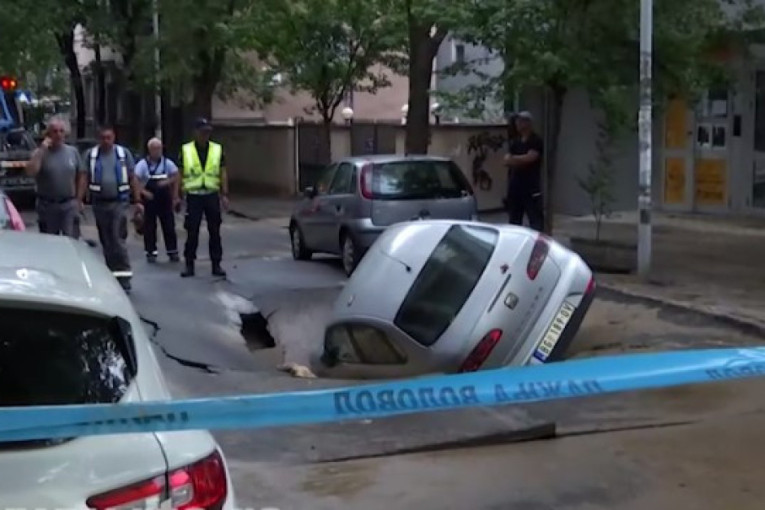 Zbog pucanja cevi propao asfalt, automobil upao u rupu (FOTO)