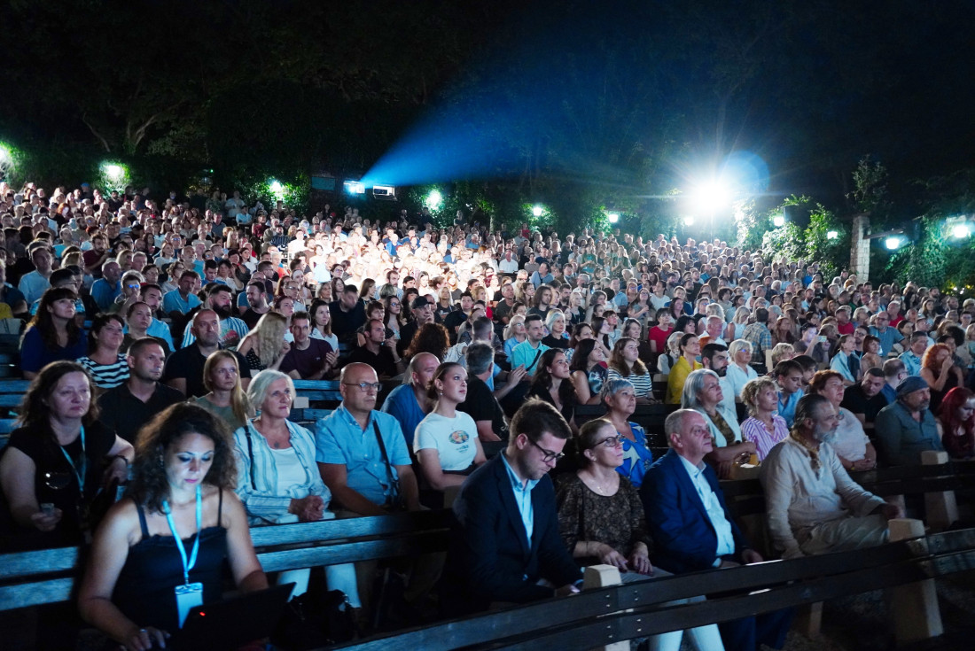 "Nevidljive niti koje mi, glumci, mislima prenosimo do publike": Anici Dobroj uručena nagrada "Aleksandar Lifka" na Paliću (FOTO/VIDEO)